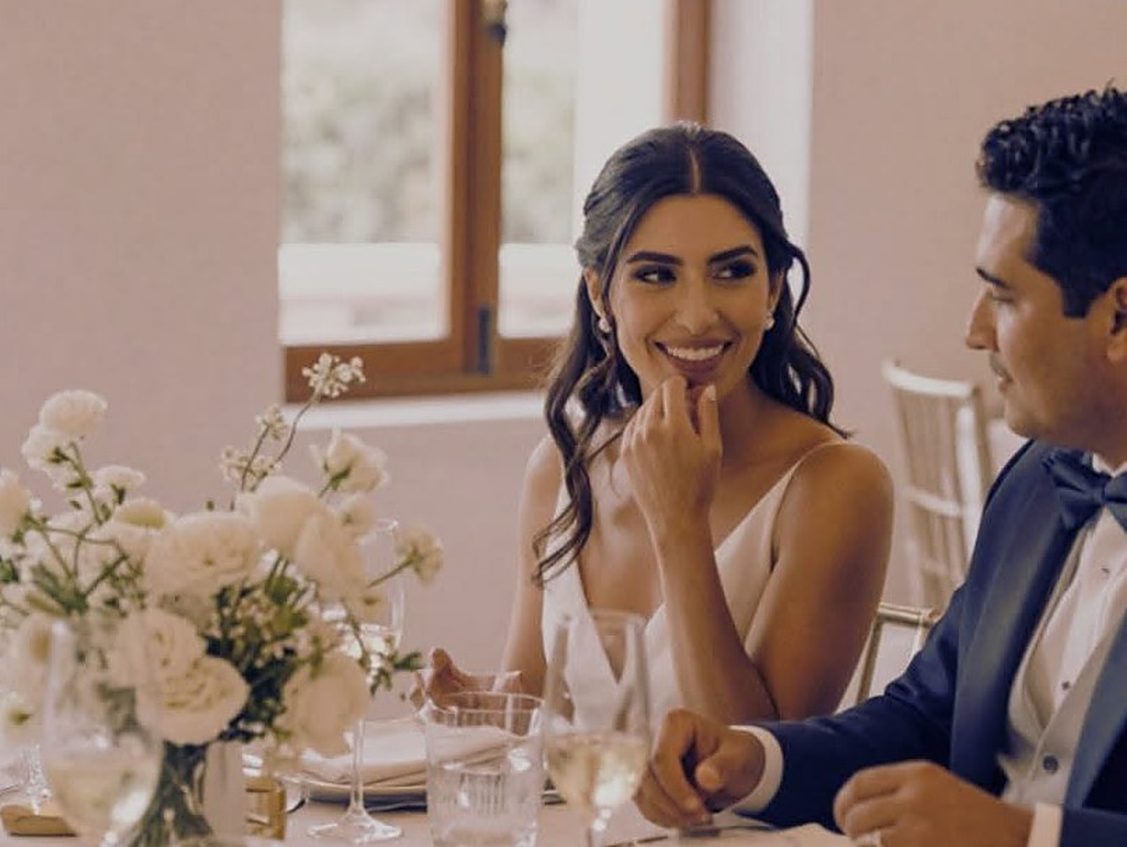 Pareja sonriendo durante la recepción de su boda